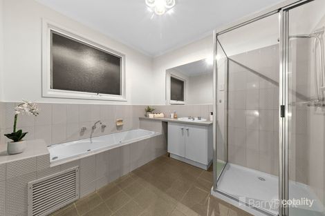 Property photo of 17 Vista Court Berwick VIC 3806