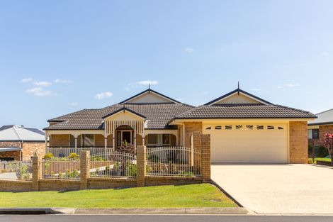 17 Reginald Ave, Arana Hills, QLD 4054