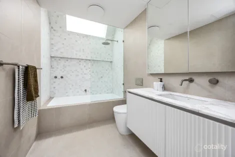 Property photo of 32 Kambrook Road Caulfield North VIC 3161