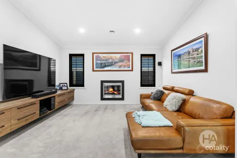 Property photo of 15 Broadstone Way Cranbourne VIC 3977