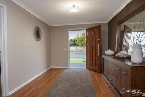 Property photo of 76 Sandalwood Drive Pakenham VIC 3810