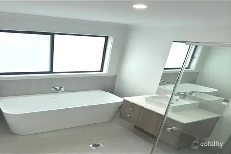 Property photo of 8 Provence Place Greenbank QLD 4124