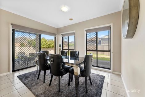 Property photo of 31 Mount Way Caroline Springs VIC 3023