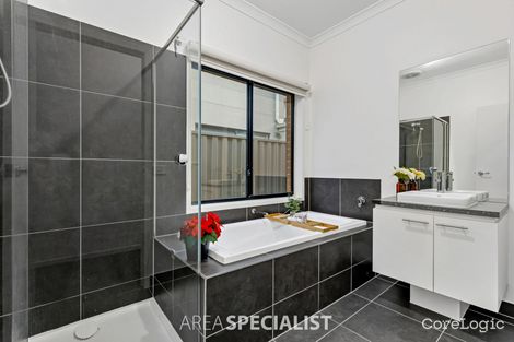 Property photo of 8 Starling Street Cranbourne East VIC 3977