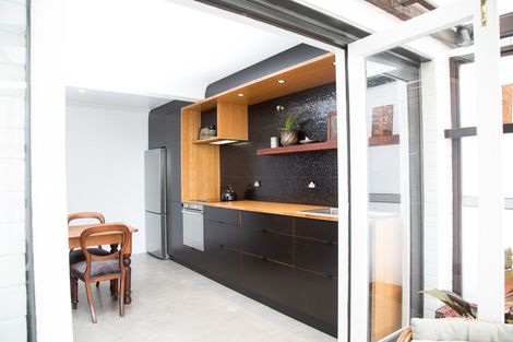 Property photo of 2/155 Gladstone Road Highgate Hill QLD 4101