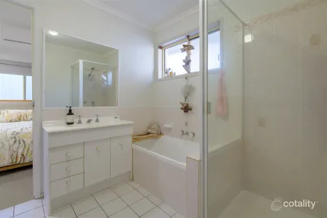Property photo of 4 Kirrang Place Boyne Island QLD 4680