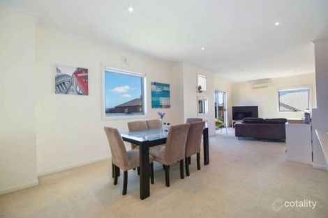 Property photo of 1/4 Hopetoun Green Caroline Springs VIC 3023