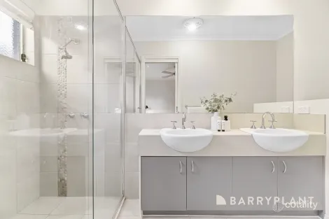 Property photo of 8 Sunhill Way Berwick VIC 3806