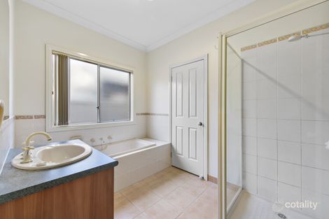 Property photo of 2 Yendon Close Caroline Springs VIC 3023