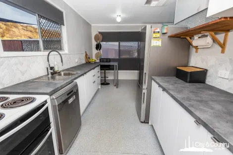 Property photo of 27 Hinkler Crescent Sunset QLD 4825