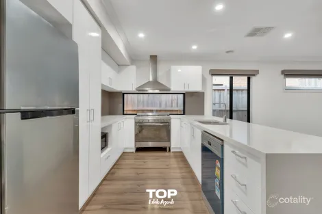 Property photo of 68 Noorat Place Cranbourne North VIC 3977