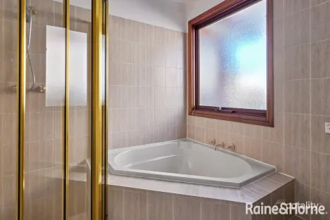 Property photo of 5 Oak Place Karabar NSW 2620