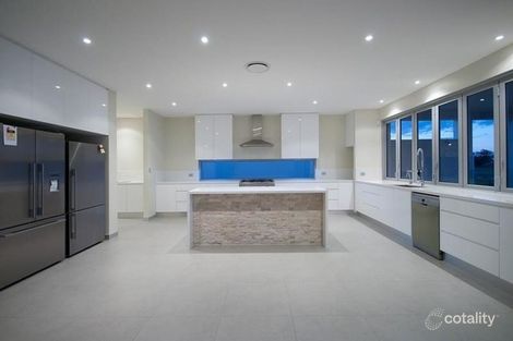 Property photo of 3023 The Boulevarde Benowa QLD 4217