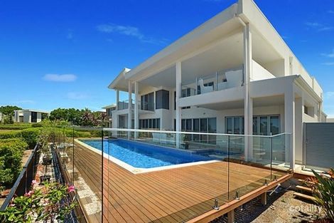 Property photo of 3023 The Boulevarde Benowa QLD 4217