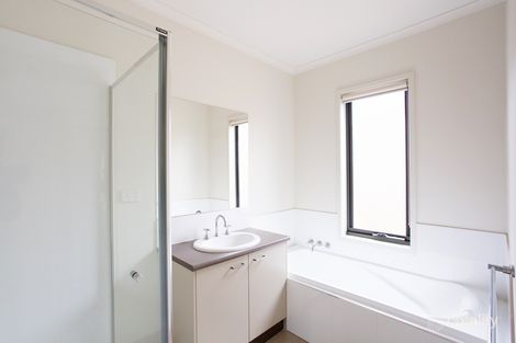 Property photo of 10 Echo Place Alfredton VIC 3350
