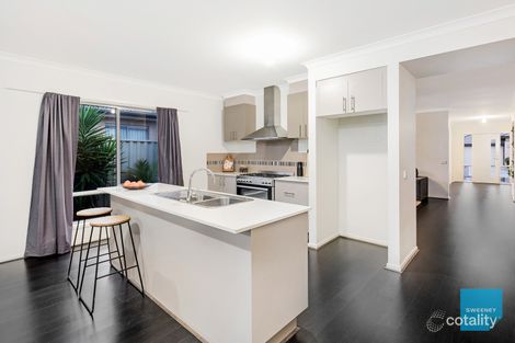 Property photo of 8 Flinders Place Caroline Springs VIC 3023