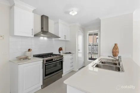 Property photo of 42 Warralily Boulevard Armstrong Creek VIC 3217