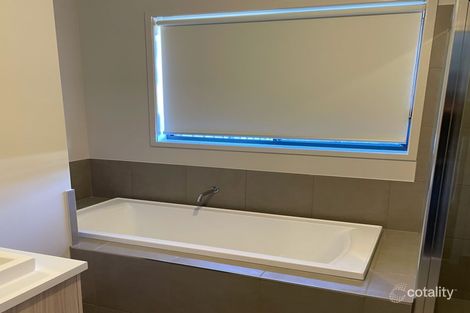 10 Blackscroft Rd, Thornhill Park, VIC 3335