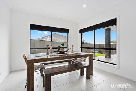 Property photo of 31 Bowral Crescent Tullimbar NSW 2527
