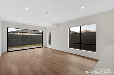 Property photo of 11 Turning Loop Fraser Rise VIC 3336