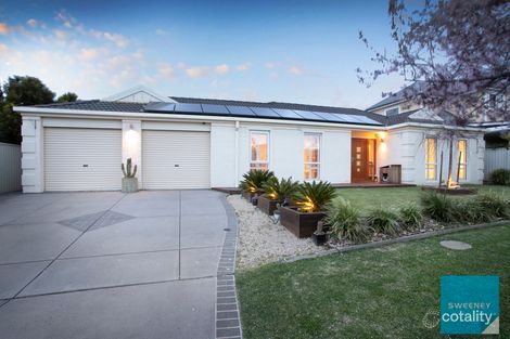 Property photo of 5 Swanhurst Green Caroline Springs VIC 3023