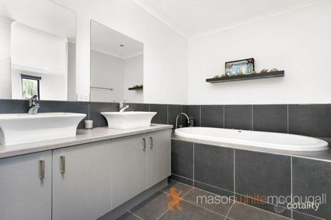 Property photo of 15 Tara Valley Crescent Doreen VIC 3754