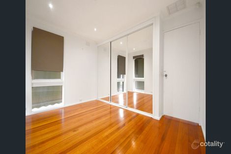 Property photo of 35 Ravenhill Crescent Endeavour Hills VIC 3802