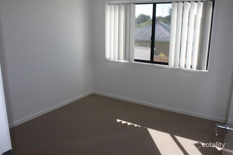 Property photo of 2/6 Fourth Avenue Labrador QLD 4215