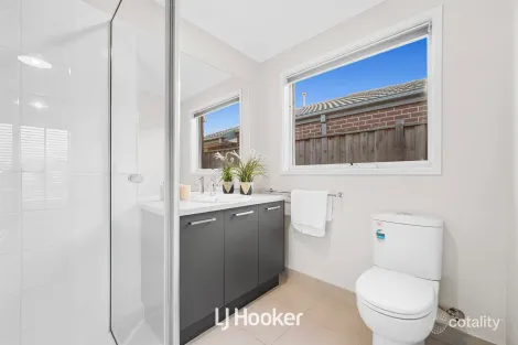 Property photo of 95 Strathlea Drive Cranbourne West VIC 3977