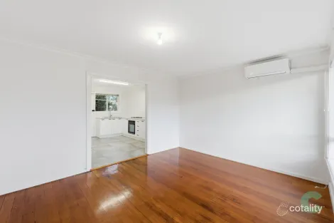 2/2 Almond Ave, Brooklyn, VIC 3012