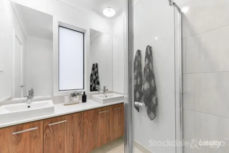 Property photo of 27 Crosswater Boulevard Clyde North VIC 3978