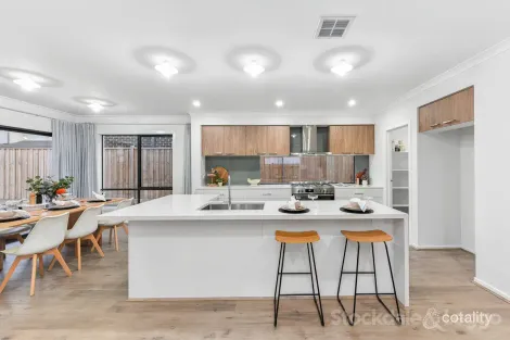 Property photo of 27 Crosswater Boulevard Clyde North VIC 3978