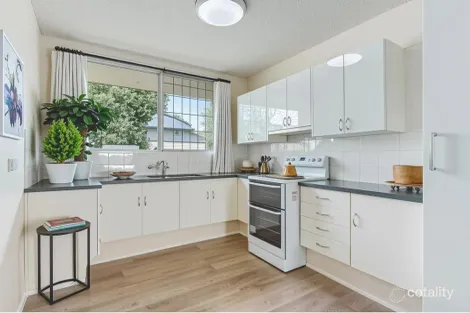 Property photo of 2/207 Cavendish Road Coorparoo QLD 4151