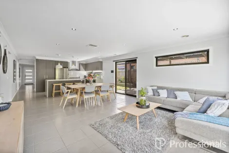 Property photo of 10 Phoenix Grove Fraser Rise VIC 3336