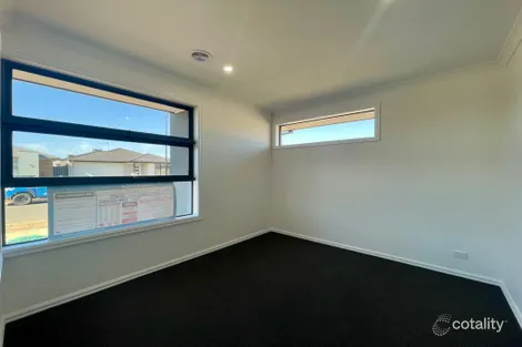 8 Munro Ave, Melton South, VIC 3338