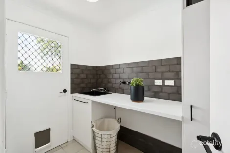 Property photo of 11 Lakeside Court Torquay QLD 4655