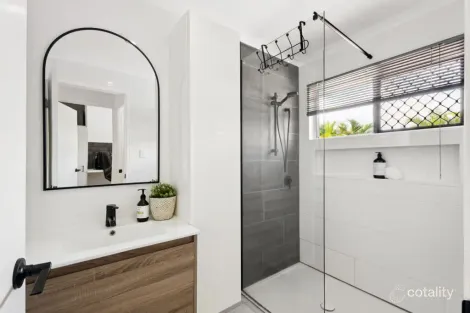 Property photo of 11 Lakeside Court Torquay QLD 4655