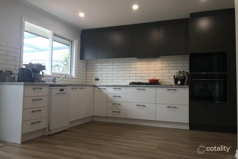 Property photo of 21 Bayside Grove Seaford VIC 3198