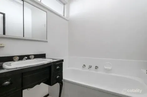 Property photo of 32 Solomon Street Mount Waverley VIC 3149