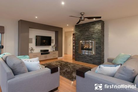 Property photo of 5 Victoria Place Pakenham VIC 3810