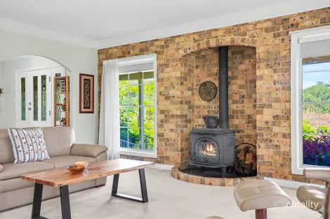 Property photo of 2 Victor Close Green Point NSW 2251