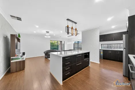 Property photo of 30 Truffle Circuit Manor Lakes VIC 3024