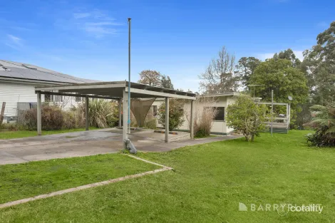 8 Wellington Rd, Wandin North, VIC 3139