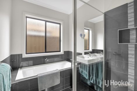 Property photo of 11 Avebury Drive Cobblebank VIC 3338