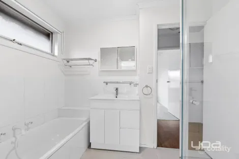 Property photo of 4 Waranga Crescent St Albans VIC 3021