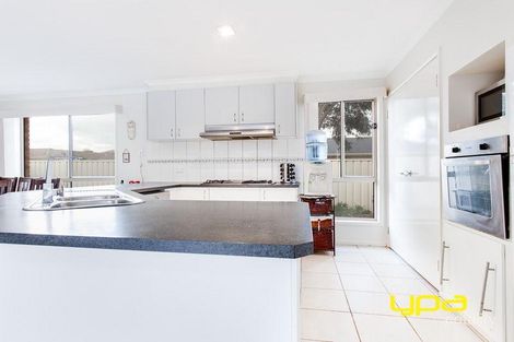 Property photo of 7 Isabella Grove Taylors Hill VIC 3037