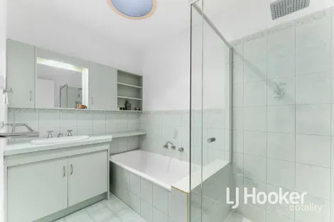 Property photo of 5 Rachael Court Pakenham VIC 3810