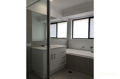 Property photo of 2 Sweetman Place Hillcrest QLD 4118