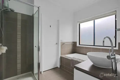 Property photo of 7 Cassinia Link Pakenham VIC 3810