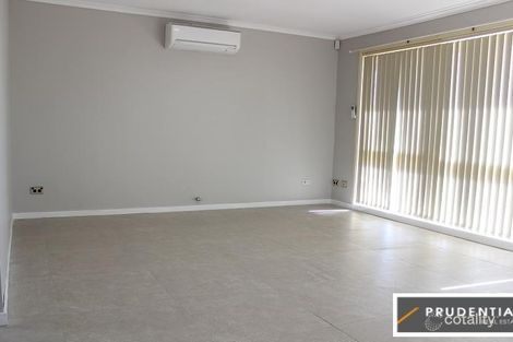Property photo of 8 Hamlet Crescent Rosemeadow NSW 2560